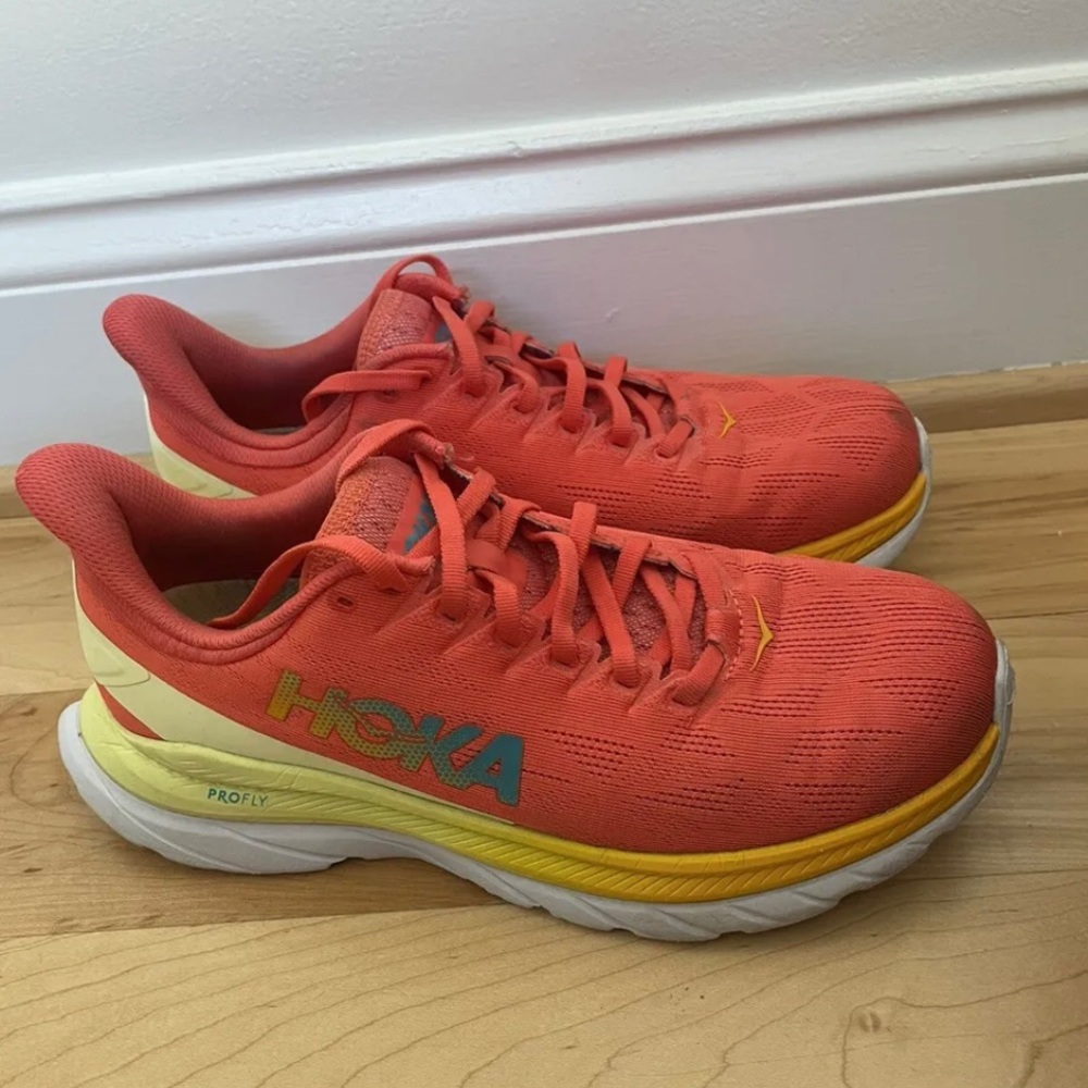 Women’s Hoka one one profly Mach 4 in hot coral / saffron size 9.5